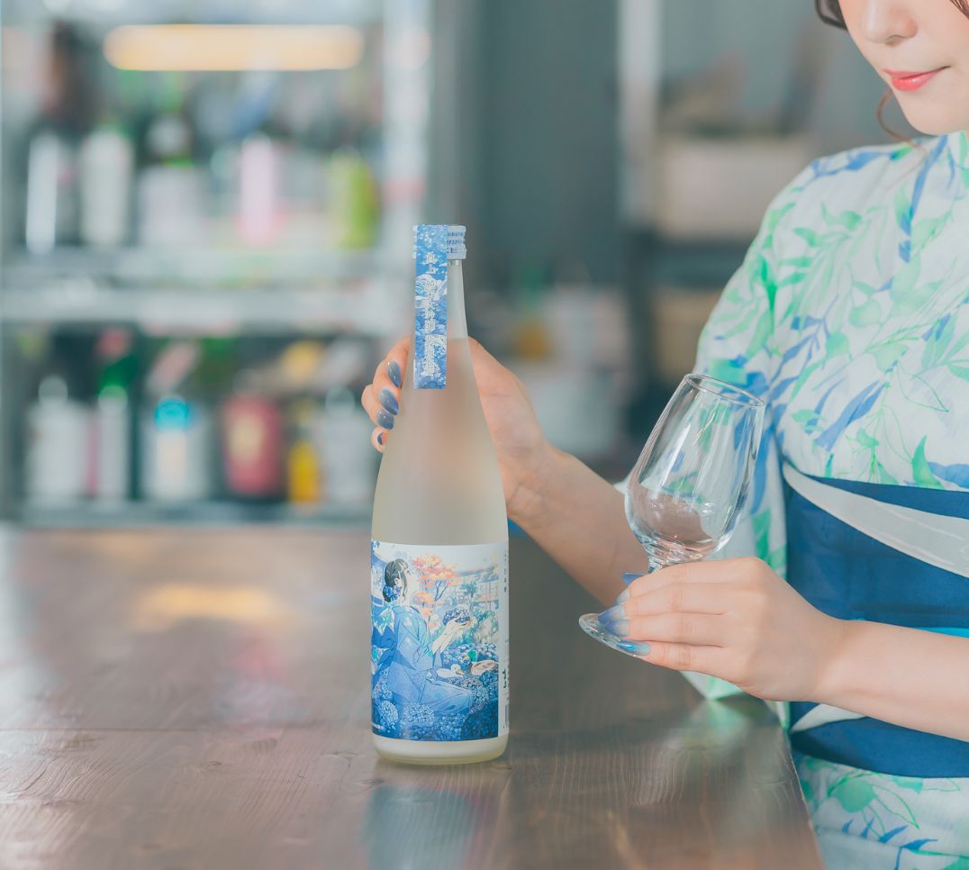テーブルの上にある日本酒 真上 紫陽花櫻