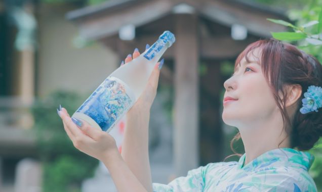 日本酒 真上 紫陽花櫻のボトルを持つ櫻川めぐ